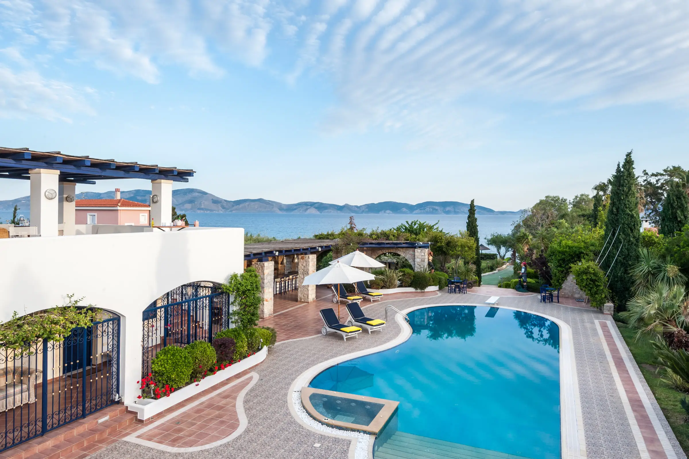 Poolterrasse der Villa Elandra im Hydra Bay Resort, einer separaten Immobilie, mit Meer und Bergen im Hintergrund